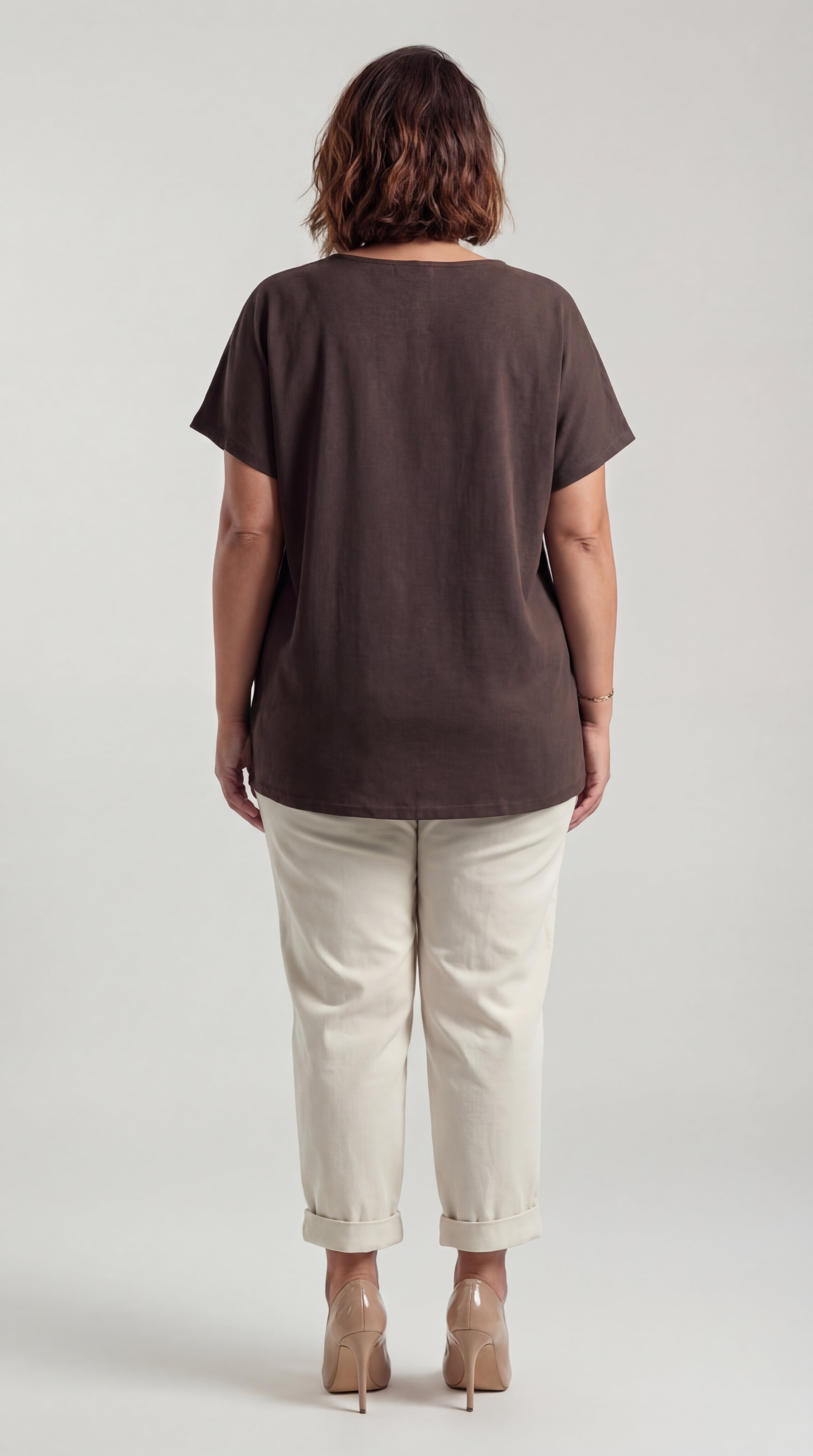 Elegancka bluzka plus size z ozdobnymi złotymi kółkami przy dekolcie